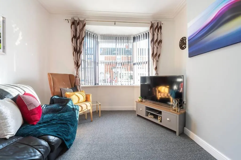 Wgcdde Large 3 Bedroom House - Close To Mkm Stadium & A63 - Garden Kingston upon Hull