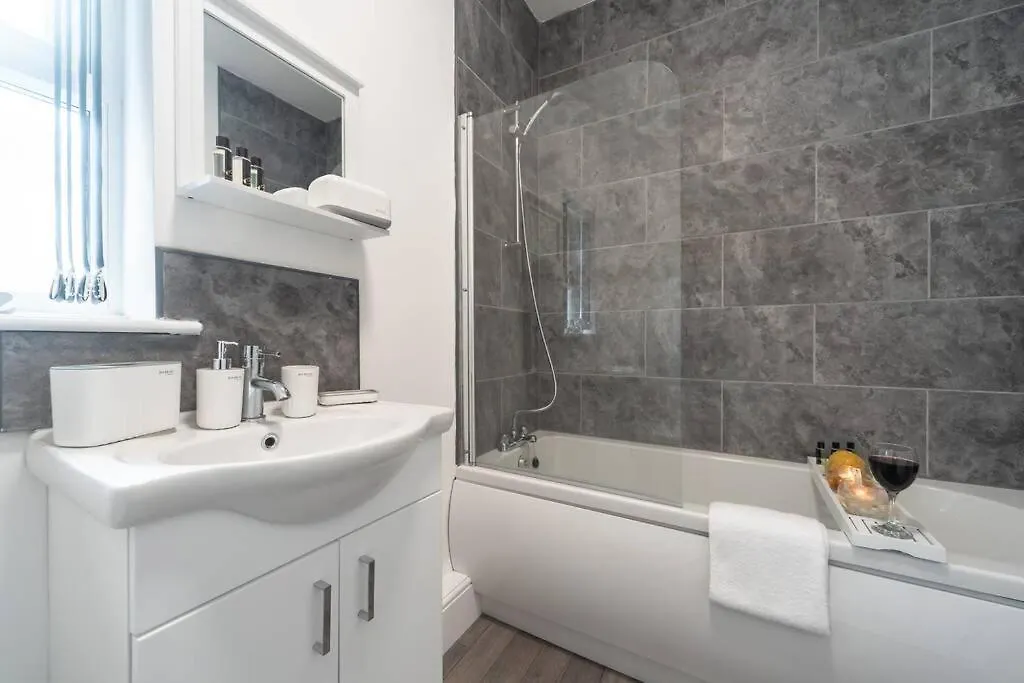 Wgcdde Large 3 Bedroom House - Close To Mkm Stadium & A63 - Garden Kingston upon Hull Nyaraló