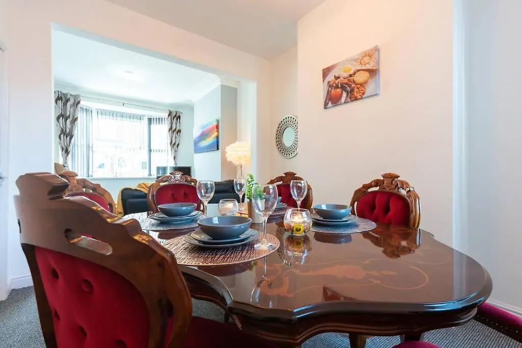 Wgcdde Large 3 Bedroom House - Close To Mkm Stadium & A63 - Garden Kingston upon Hull 0*,