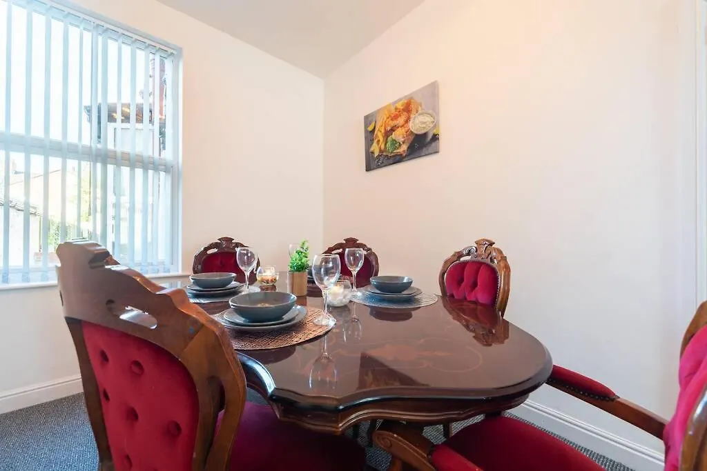 Wgcdde Large 3 Bedroom House - Close To Mkm Stadium & A63 - Garden Kingston upon Hull 0*,